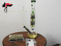 Il materiale (droga e bong) sequestrato a Senigallia dai Carabinieri