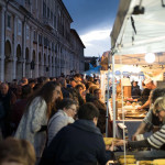 Stand e persone in strada per il mercato europeo ambulante a Senigallia