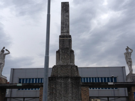 Le statue all'ingresso dello stadio di Senigallia "Bianchelli"