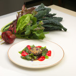 Cavolo nero alla piastra con sesamo bianco, acetosa, barbabietola rossa e le sue foglie - ricetta di Vincenzo Cammerucci