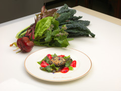 Cavolo nero alla piastra con sesamo bianco, acetosa, barbabietola rossa e le sue foglie - ricetta di Vincenzo Cammerucci