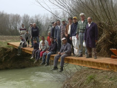 Questa passerella e quella raffigurata nel volantino non ci sono più.