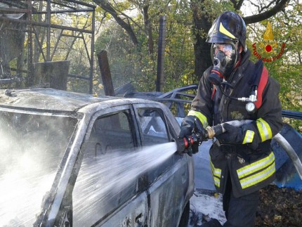 Auto in fiamme a Fabriano