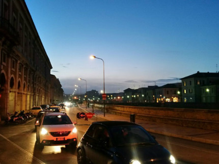 traffico congestionato lungo i Portici Ercolani