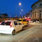 traffico congestionato lungo i Portici Ercolani
