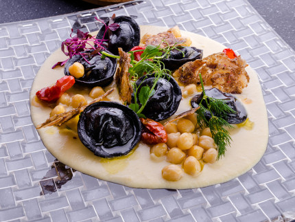 Tortelli di rana pescatrice con crema di ceci e chips di coppa marchigiana- ricetta di Marco Iacchetta