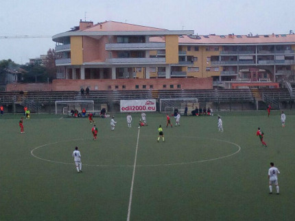 Un momento del match allo stadio Bianchelli di Senigallia tra la Vigor (maglia bianca) e la Belvederese (rossoverde)