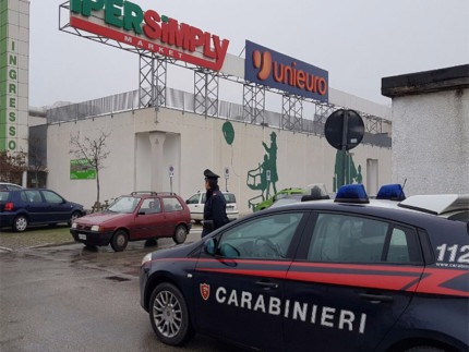 I Carabinieri sul luogo del furto avvenuto al centro commerciale Ipersimply di Senigallia