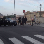  macchina cerca di imboccare il Ponte II Giugno