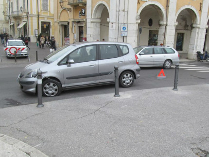 Macchina urta i paletti che delimitano la chiusura al traffico su ponte II Giugno