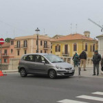 Macchina urta i paletti che delimitano la chiusura al traffico su ponte II Giugno
