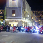 i babbi natale che, in sella alle loro motociclette, hanno invaso il centro storico di Senigallia