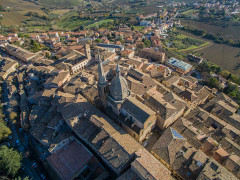 Veduta aerea di Ostra Vetere: al centro la cupola e il campanile della chiesa S.Maria di Piazza, il simbolo della città