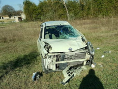 auto finisce fuoristrada e si ribalta