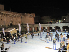 La pista di pattinaggio su ghiaccio allestita nel 2009 ai giardini Palazzesi sotto la Rocca roveresca di Senigallia
