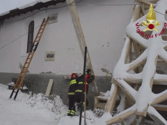 Un intervento dei Vigili del fuoco nelle zone terremotate ora nella morsa di freddo, gelo e neve