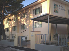 La scuola primaria di Senigallia intitolata a Mario Puccini in via Giacomo Puccini