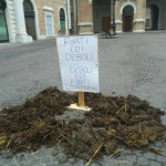 : letame in piazza Roma contro il presidio della Lega Nord