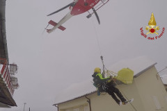 I soccorsi dei Vigili del Fuoco con l'elicottero per recuperare una coppia di anziani in località Fleno di Acquasanta Terme (AP)