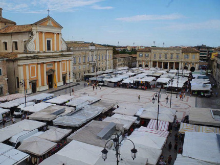 Il mercato in piazza Garibaldi, dicembre 2016