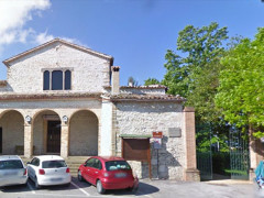 L'ex convento dei frati Cappuccini ad Arcevia e, a fianco, l'ingresso per i giardini Leopardi