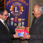 Il defibrillatore donato alla Croce Rossa di Senigallia dal Lions Club. A sinistra Marco Mazzanti (CRI), a destra Dario Pescosolido (Lions)