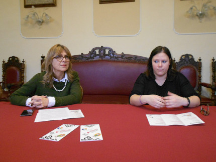 La presentazione del programma "Sconfinati" della Scuola di Pace di Senigallia: da sinistra Simonetta Bucari e Marzia Bianchini
