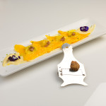 Ravioli all'erbe di campo su fonduta di casciotta d'Urbino, scaglie di tartufo bianco di Acqualagna e olio extravergine di oliva, ricetta di Fabrizio Granadiglia e Stefano Gaiche