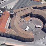 Il Foro annonario a Senigallia: l'edificio ospita i locali della biblioteca comunale Antonelliana. Sulla sinistra, la caserma della Guardia di Finanza intitolata a Sante Feliciani