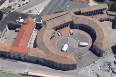 Il Foro annonario a Senigallia: l'edificio ospita i locali della biblioteca comunale Antonelliana. Sulla sinistra, la caserma della Guardia di Finanza intitolata a Sante Feliciani