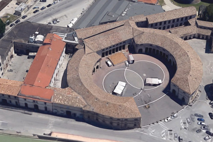 Il Foro annonario a Senigallia: l'edificio ospita i locali della biblioteca comunale Antonelliana. Sulla sinistra, la caserma della Guardia di Finanza intitolata a Sante Feliciani