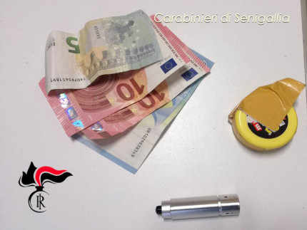 I soldi e gli attrezzi sequestrati dai Carabinieri a Senigallia