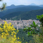 Vista panoramica di Arcevia dal monte Sant'Angelo. Immagine tratta dal sito comunale