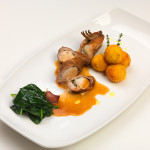 Sella di coniglio al vino cotto, con spinaci croccanti e pon pon ai funghi - ricetta di Giancarlo Rossi