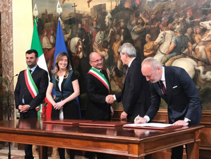 La firma per il contratto di rigenerazione urbana tra il Comune di Ascoli Piceno (con il sindaco Guido Castelli) e il governo (con il premier Paolo Gentiloni)