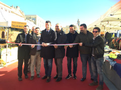 L'inaugurazione con taglio del nastro del mercato europeo ambulante a Senigallia, edizione 2017