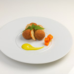 Crocchetta di cinghiale del Montefeltro e patata di Sompiano, maionese alla clorofilla di ortiche, chips di Casciotta d'Urbino, cubo di zucca e olio alla vaniglia - ricetta di Federico Lai