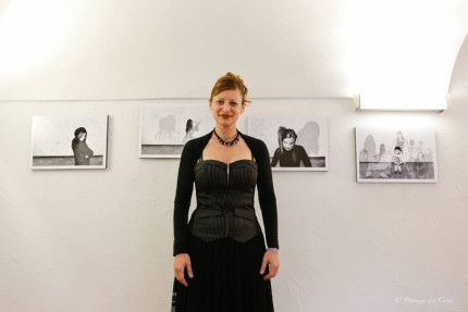 Susan Vici fotografata da Patrizia Lo Conte all'inaugurazione della mostra fotografica