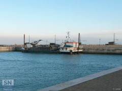 Il pontone per il dragaggio del porto di Senigallia