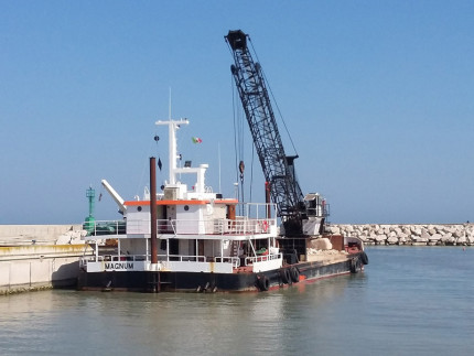 Il pontone per il dragaggio del porto di Senigallia. Foto di A.Piersantelli
