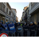 Forze dell'ordine schierate nel centro storico di Senigallia per la manifestazione antifascista contro gli attivisti di Casa Pound