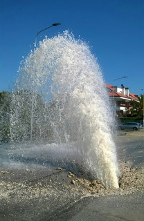 La fontana d'acqua creatasi con la rottura di una tubatura al Ciarnin di Senigallia