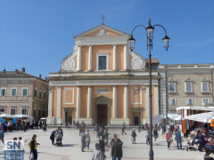 La chiesa del duomo, la cattedrale di Senigallia in piazza Garibaldi