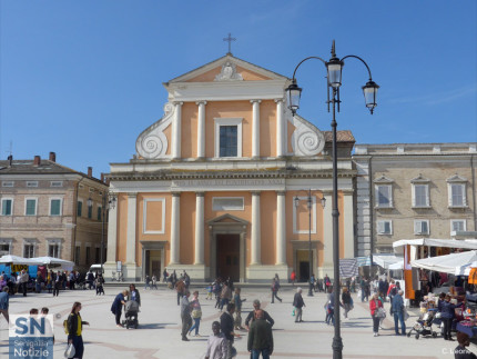 La chiesa del duomo, la cattedrale di Senigallia in piazza Garibaldi
