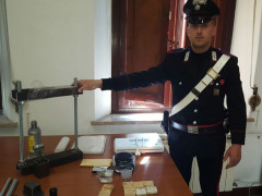 La droga e i materiali posti sotto sequestro dai Carabinieri di Senigallia