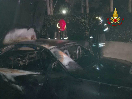 Mercedes in fiamme in via Molinello