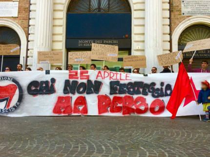 Attivisti di Arvultùra in piazza Roma a Senigallia il 25 Aprile