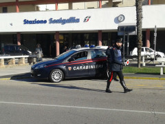 Carabinieri davanti alla stazione ferroviaria di Senigallia