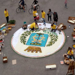 L'infiorata in piazza Roma a Senigallia con i maestri di Castelraimondo: lo stemma comunale