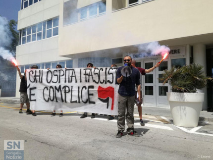 La protesta degli attivisti di Arvultùra davanti all'hotel che ha ospitato l'incontro di Sol.Id.